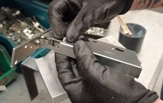 Assemblaggio a mano di una serrature per portoncini in alluminio